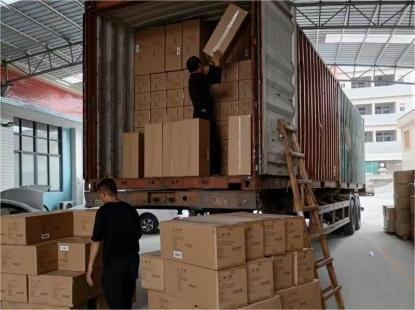 Kontainer dimuat sadurunge Taun Anyar Cina